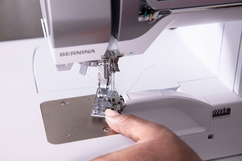 Bernina L860 presser foot open swing